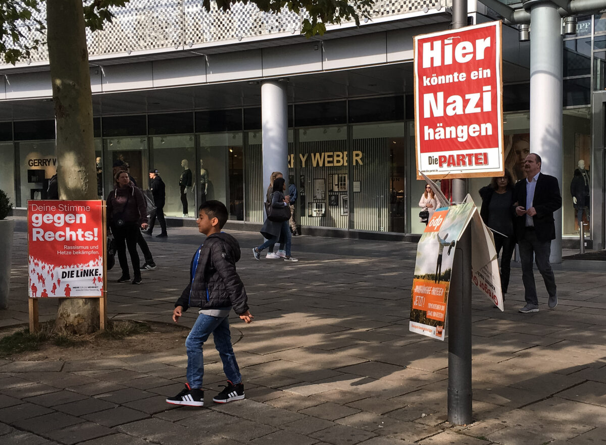 Wahlplakate der Partei aus 2018:
"Hier könnte ein Nazi hängen"!